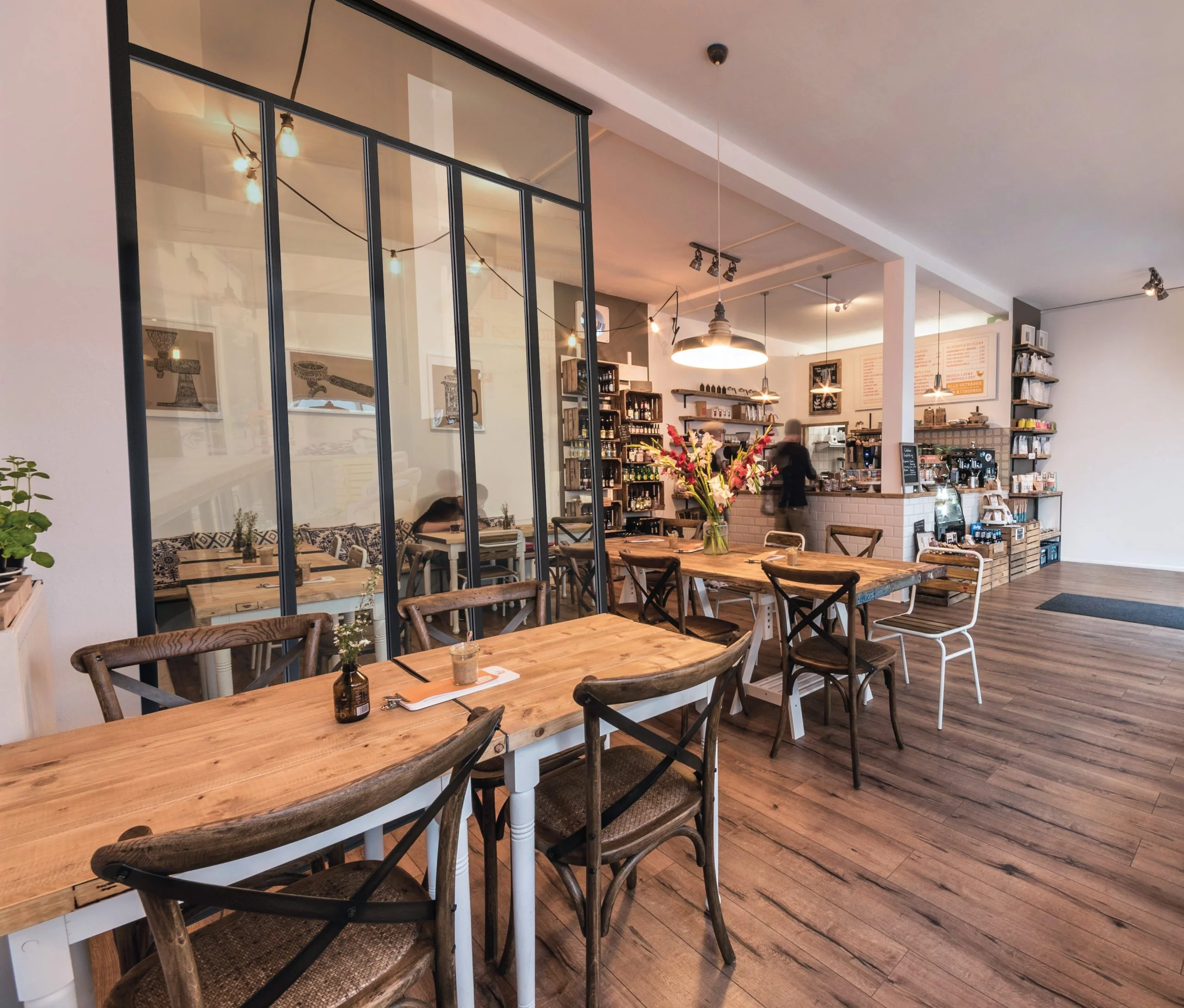 Aménagement du sol et d&rsquo;une verrière dans un restaurant