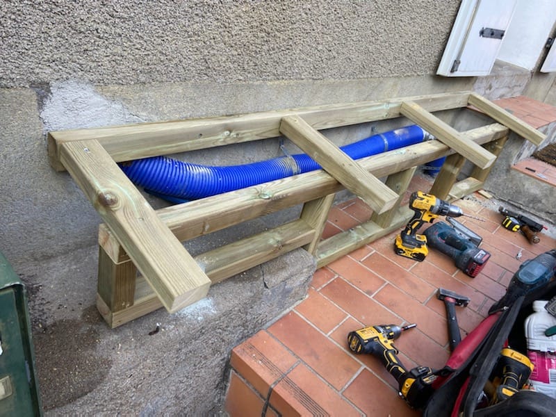 Création et pose d'un coffre extérieur en bois sur-mesure