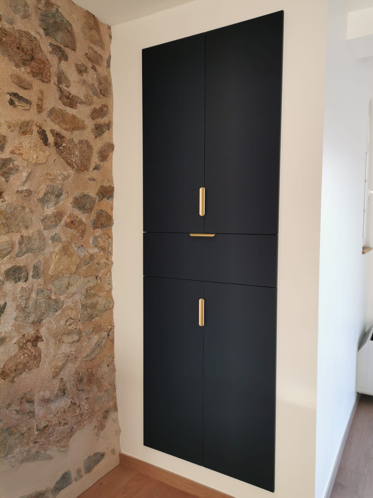 Création et installation d&rsquo;une porte de tableau général basse tension sur-mesure