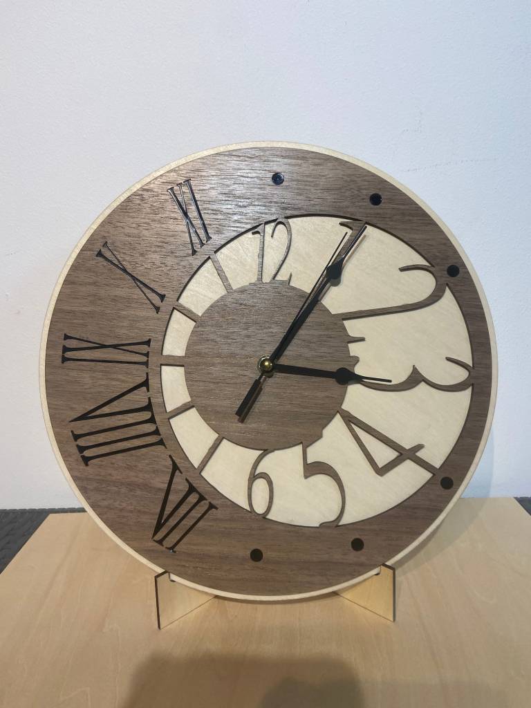 Horloge en bois personnalisable