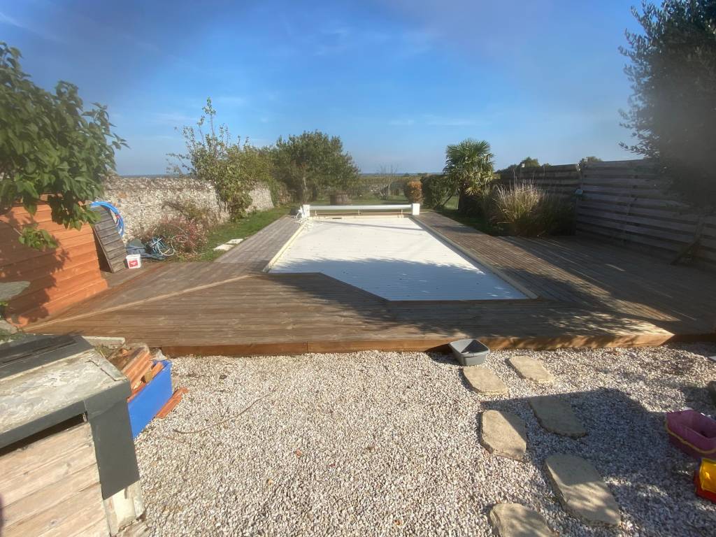 Terrasse bois autour d'une piscine