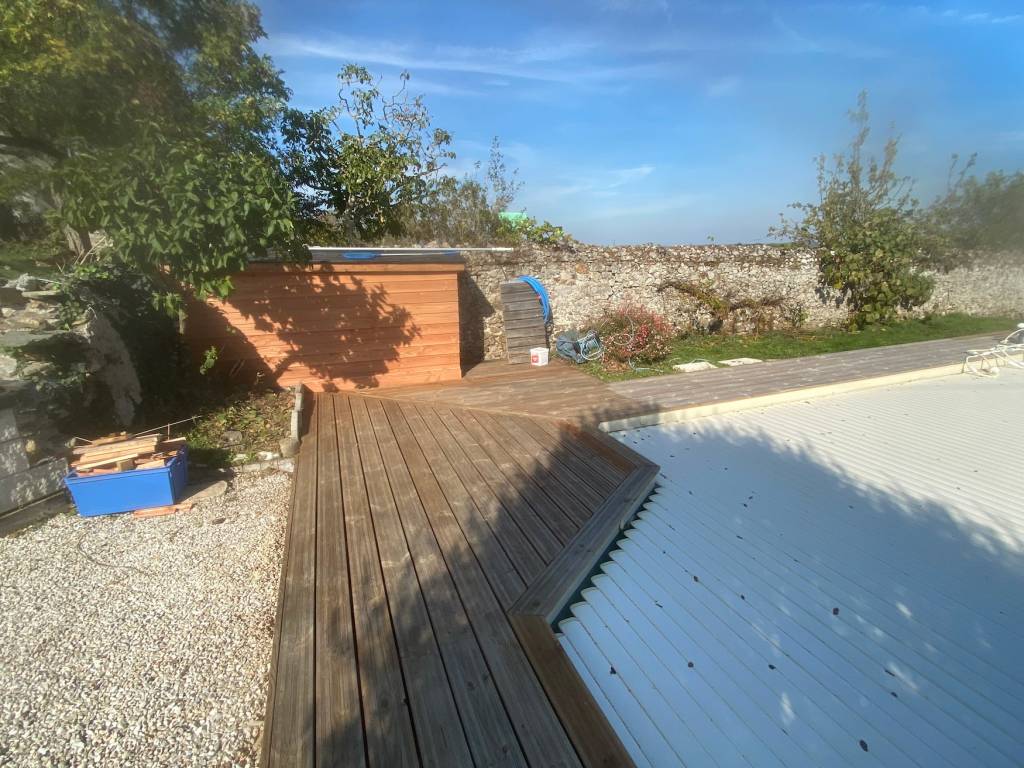 Terrasse bois autour d'une piscine