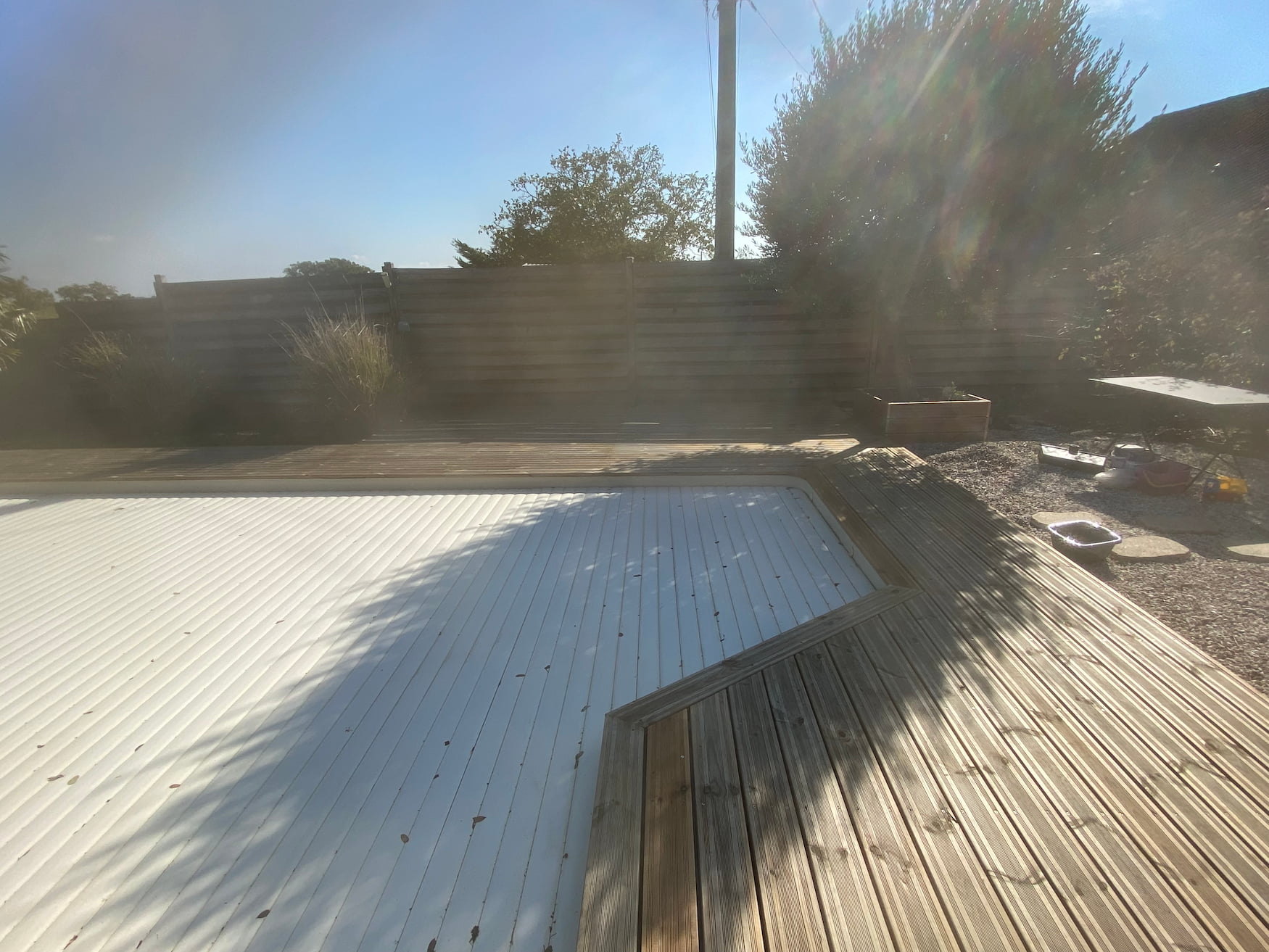 Aménagement d&rsquo;une terrasse en bois autour d&rsquo;une piscine